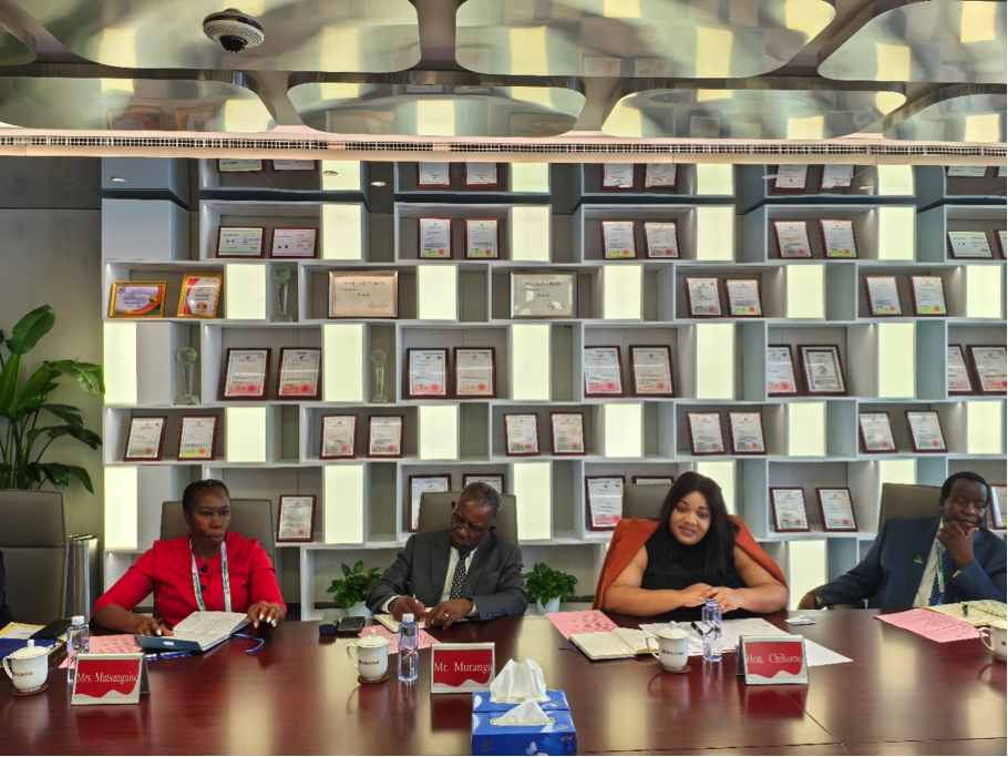 津巴布韦副外长到访28圈体育集团总部