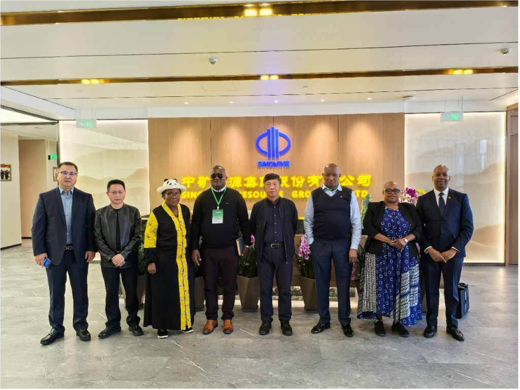 津巴布韦马斯温戈省省长一行到访28圈体育集团总部